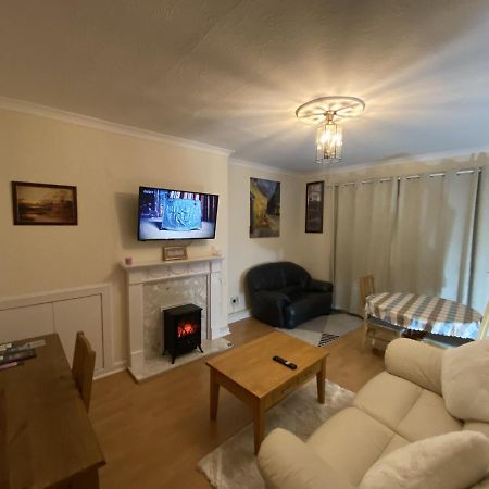Private Lounge And Double Room Kilwinning Eksteriør billede