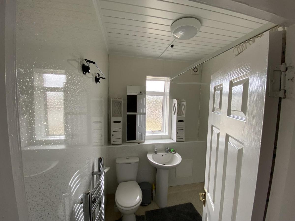 Private Lounge And Double Room Kilwinning Eksteriør billede