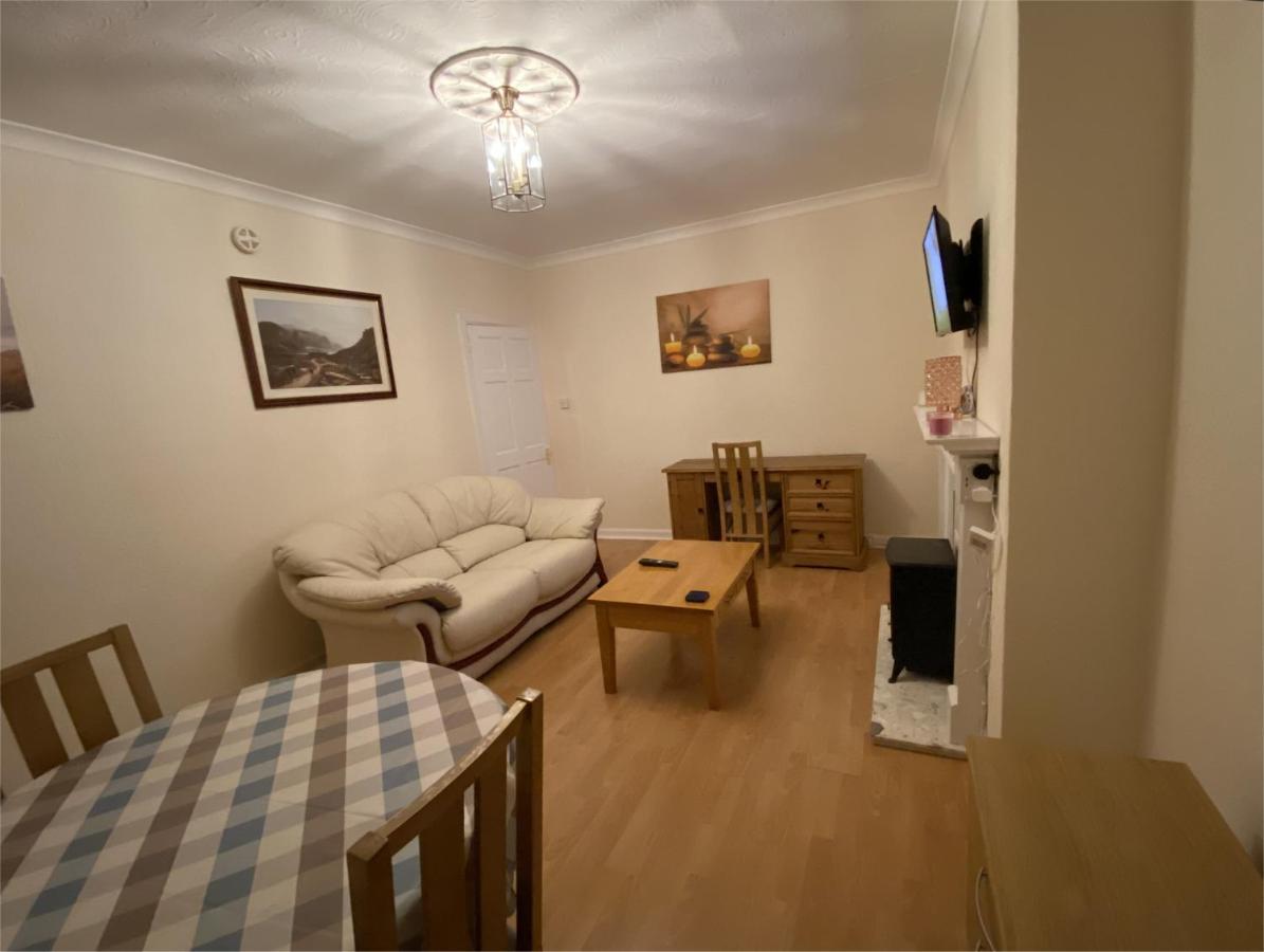 Private Lounge And Double Room Kilwinning Eksteriør billede