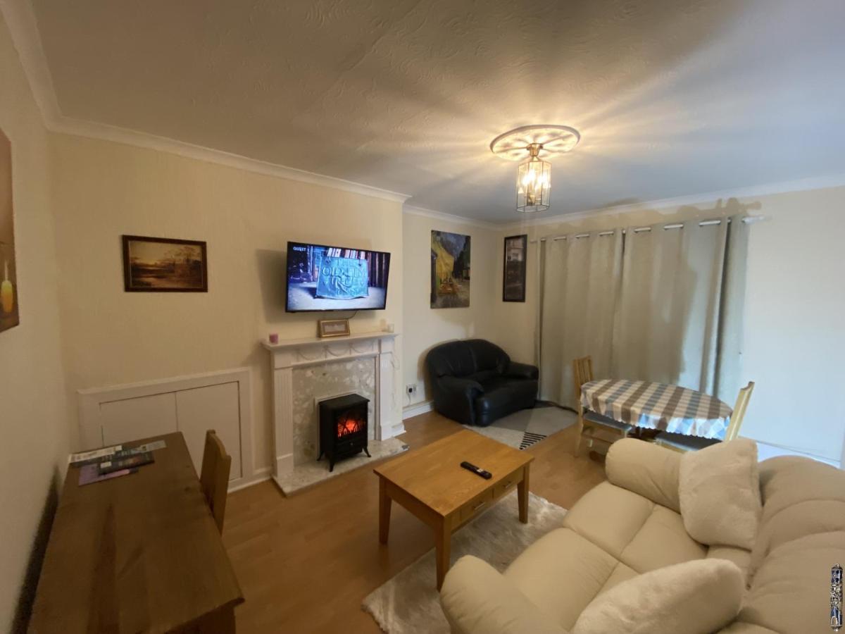 Private Lounge And Double Room Kilwinning Eksteriør billede