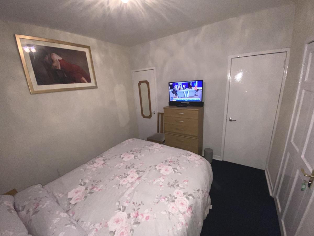 Private Lounge And Double Room Kilwinning Eksteriør billede
