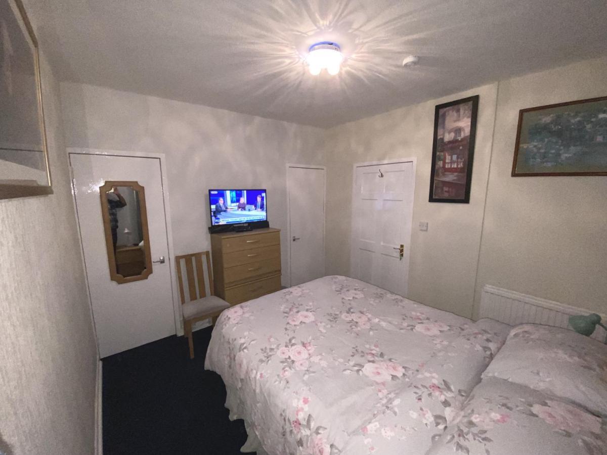 Private Lounge And Double Room Kilwinning Eksteriør billede